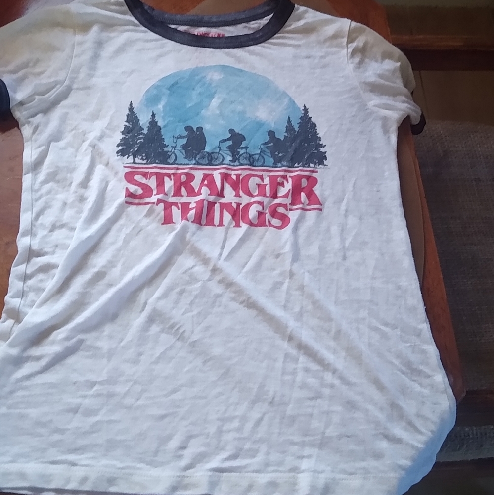 Stranger things t-shirt Netflix - Picture 2 of 3